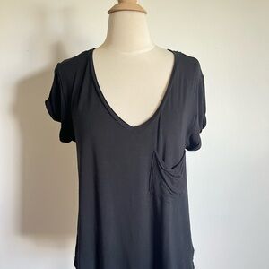 American Eagle Outfitters Black V-Neck Tee size Medium